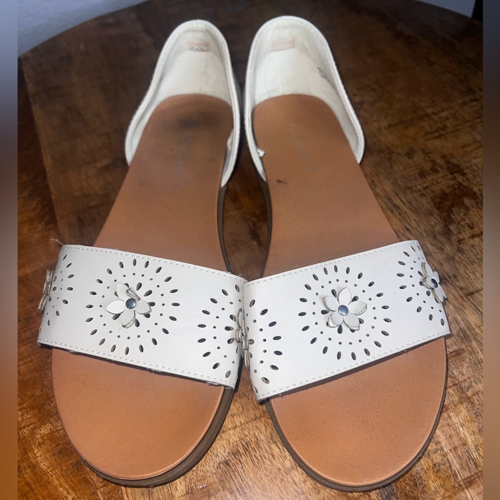 Andiamo Cream Leather Sandals with Cut-Out Design Size 8.5
